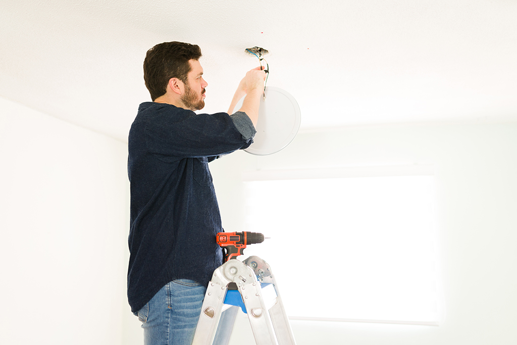 Self-Diagnosing Potentially Serious Electrical Problems Versus Calling An Emergency Electrician | Conway, SC